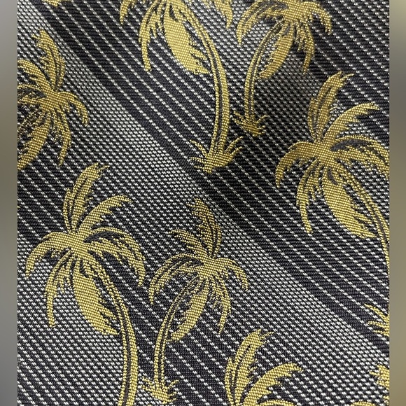 🔥🌴Vintage TOMMY BAHAMA 100% silk tie. Deep blue with olive palm tees. Mint‼️ - Picture 5 of 6